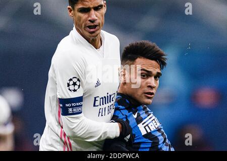 Mailand, Italien. November 2020. Lautaro Martinez von Internazionale (R) kämpft um den Ball mit Raphael Varane von Real Madrid (L) während des UEFA Champ Stockfoto