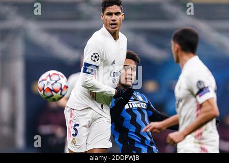 Mailand, Italien. November 2020. Lautaro Martinez von Internazionale (R) kämpft um den Ball mit Raphael Varane von Real Madrid (L) während des UEFA Champ Stockfoto