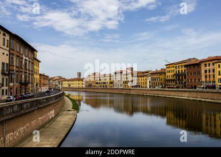 Pisa, Italien - 9. Juli 2017: Blick auf traditionelle bunte Gebäude entlang des Flusses Arno an einem Sommertag Stockfoto