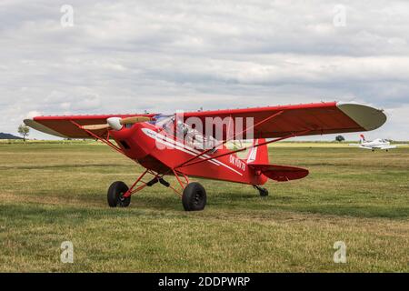 SAZENA, TSCHECHISCHE REP - 11. JULI 2020. Die Zlin Savage Cub ist eine von einer Serie von Leichtsportflugzeugen, die ähnlich aufgebaut sind wie die Piper Cub. Das Zlin S Stockfoto