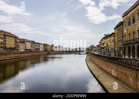 Pisa, Italien - 9. Juli 2017: Blick auf Menschen, die an einem Sommertag am Fluss Arno entlang spazieren Stockfoto