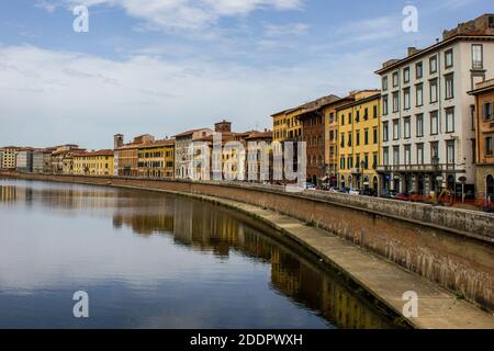 Pisa, Italien - 9. Juli 2017: Blick auf Menschen, die an einem Sommertag am Fluss Arno entlang spazieren Stockfoto