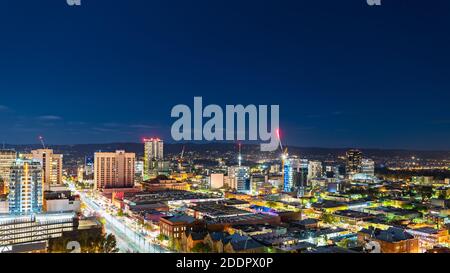 Adelaide, Südaustralien - 5. Juni 2020: Skyline von Adelaide CBD bei Nacht beleuchtet, Blick Richtung Osten Stockfoto