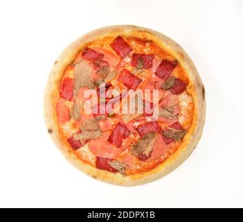 Amerikanische Pizza mit knackigen Rändern. Essen mit Pfeffer und Gewürzen mitnehmen. Italienische Küche und Pizzeria Konzept. Pizza mit Speck, Pepperoni und Schweinefleisch isoliert auf weißem Hintergrund Stockfoto