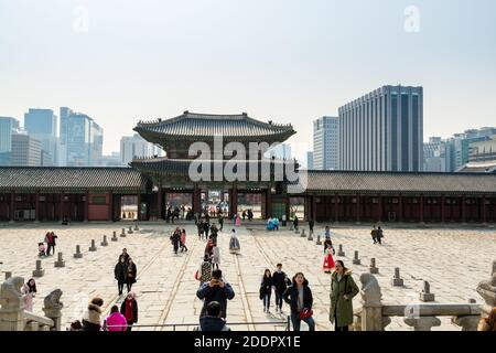 Touristen besuchen koreanische Holz traditionellen Haus in Gyeongbokgung, auch bekannt als Gyeongbokgung Palast oder Gyeongbok Palast, der wichtigste königliche Palast Stockfoto