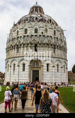 Pisa, Italien - 9. Juli 2017: Blick auf Touristen und San Giovanni Baptisterium auf der Piazza dei Miracoli an einem Sommertag Stockfoto