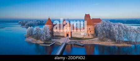 Trakai Burg im Winter, Luftaufnahme über der Burg Stockfoto
