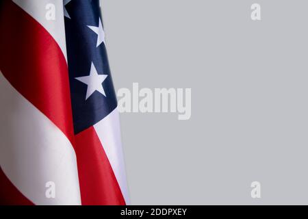Flagge der USA auf grauem Hintergrund. Copyspace für Text, Bild Stockfoto