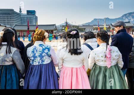 Tourist beobachten die Krieger der königlichen Garde in historischen Kostüme in der täglichen Zeremonie der Torwächter Wechsel in der Nähe der Gwanghwamun Stockfoto