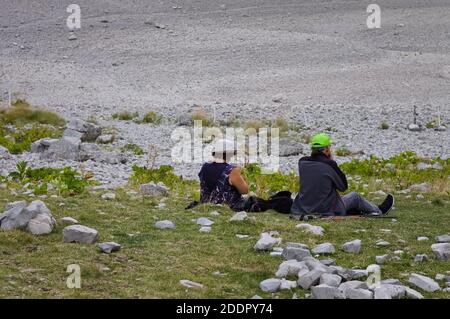 Sibillini Mountains, Marche, Italien - 19. september 2020: Ein älteres Paar macht ein Picknick auf dem Gras in den Sibillini Bergen Stockfoto