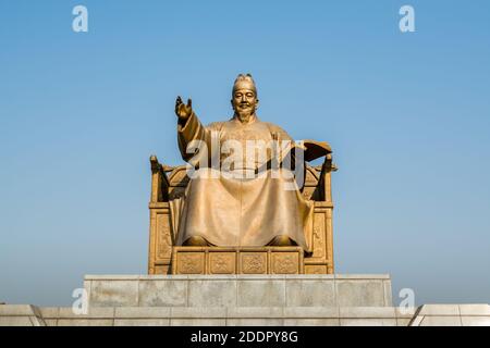 Statue des Sejong daewang, auch Sejong der große genannt, der vierte König der Joseon-Dynastie von Korea, und das Alphabet der koreanischen Sprache Stockfoto