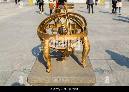 Armillarkugelmodell vor der Statue des Sejong daewang, auch Sejong der große genannt, der vierte König der Joseon-Dynastie von Korea Stockfoto