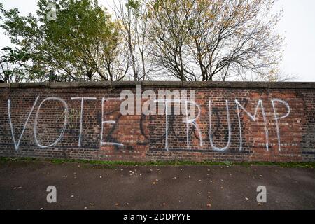 Manchester, Großbritannien. November 2020. Vote Trump Graffiti ist an einer Wand in Manchester, Großbritannien zu sehen. Kredit: Jon Super/Alamy Live Nachrichten. Stockfoto