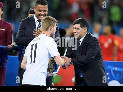 St. Petersburg, Russland. Juli 2017. Diego Maradona überreicht Timo Werner (Deutschland) den Pokal/goldenen Schuh. Zurück: Ronaldo (Brasilien) GES/Soccer/Confed Cup 2017: Finale: Chile - Deutschland, Sankt Petersburg, Russland, 02.07.2017 Fußball/Fußball: Confed Cup 2017: Finale: Chile - Deutschland, Sankt Petersburg, Russland, 2. Juli 2017 Quelle: dpa/Alamy Live News Stockfoto