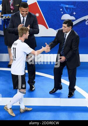 St. Petersburg, Russland. Juli 2017. Diego Maradona überreicht Timo Werner (Deutschland) den Pokal/goldenen Schuh. Zurück: Ronaldo (Brasilien) GES/Soccer/Confed Cup 2017: Finale: Chile - Deutschland, Sankt Petersburg, Russland, 02.07.2017 Fußball/Fußball: Confed Cup 2017: Finale: Chile - Deutschland, Sankt Petersburg, Russland, 2. Juli 2017 Quelle: dpa/Alamy Live News Stockfoto