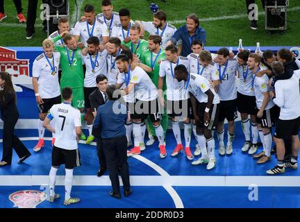 Preisverleihung an die deutsche Mannschaft mit Diego Armando Maradona (unten) an Nationaltrainer Joachim Jogi Loew (Deutschland), Teamfoto, Teamfoto, Teamfoto. GES/Soccer/Confed Cup 2017: Finale: Chile - Deutschland, Sankt Petersburg, Russland, 02.07.2017 Fußball/Fußball: Confed Cup 2017: Finale: Chile - Deutschland, Sankt Petersburg, Russland, 2. Juli 2017 Stockfoto