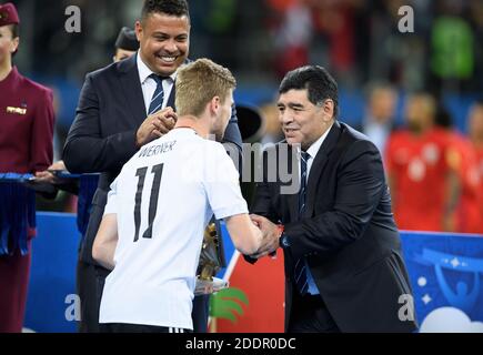 St. Petersburg, Russland. Juli 2017. Diego Maradona überreicht Timo Werner (Deutschland) den Pokal/goldenen Schuh. Zurück: Ronaldo (Brasilien) GES/Soccer/Confed Cup 2017: Finale: Chile - Deutschland, Sankt Petersburg, Russland, 02.07.2017 Fußball/Fußball: Confed Cup 2017: Finale: Chile - Deutschland, Sankt Petersburg, Russland, 2. Juli 2017 Quelle: dpa/Alamy Live News Stockfoto