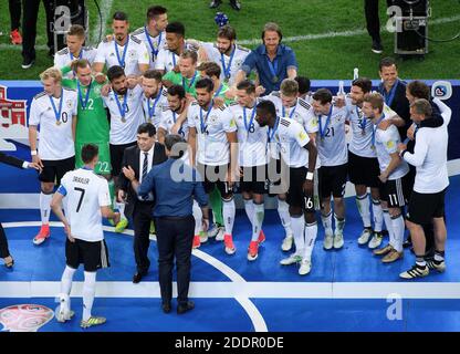 Preisverleihung an die deutsche Mannschaft mit Diego Armando Maradona (unten) an Nationaltrainer Joachim Jogi Loew (Deutschland), Teamfoto, Teamfoto, Teamfoto. GES/Soccer/Confed Cup 2017: Finale: Chile - Deutschland, Sankt Petersburg, Russland, 02.07.2017 Fußball/Fußball: Confed Cup 2017: Finale: Chile - Deutschland, Sankt Petersburg, Russland, 2. Juli 2017 Stockfoto