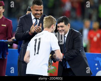 St. Petersburg, Russland. Juli 2017. Diego Maradona überreicht Timo Werner (Deutschland) den Pokal/goldenen Schuh. Zurück: Ronaldo (Brasilien) GES/Soccer/Confed Cup 2017: Finale: Chile - Deutschland, Sankt Petersburg, Russland, 02.07.2017 Fußball/Fußball: Confed Cup 2017: Finale: Chile - Deutschland, Sankt Petersburg, Russland, 2. Juli 2017 Quelle: dpa/Alamy Live News Stockfoto