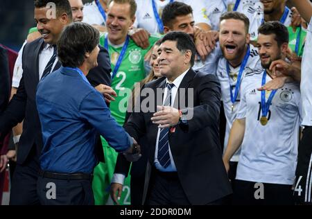 St. Petersburg, Russland. Juli 2017. Preisverleihung an das deutsche Team mit Diego Armando Maradona und Bundestrainer Joachim Jogi Loew (links). GES/Soccer/Confed Cup 2017: Finale: Chile - Deutschland, Sankt Petersburg, Russland, 02.07.2017 Fußball/Fußball: Confed Cup 2017: Finale: Chile - Deutschland, Sankt Petersburg, Russland, 2. Juli 2017 Quelle: dpa/Alamy Live News Stockfoto