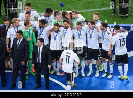 St. Petersburg, Russland. Juli 2017. Preisverleihung an das deutsche Team mit Diego Armando Maradona (unten) und Ronaldo (l./Brasilien), Teamfoto, Teamfoto, Teamfoto. GES/Soccer/Confed Cup 2017: Finale: Chile - Deutschland, Sankt Petersburg, Russland, 02.07.2017 Fußball/Fußball: Confed Cup 2017: Finale: Chile - Deutschland, Sankt Petersburg, Russland, 2. Juli 2017 Quelle: dpa/Alamy Live News Stockfoto