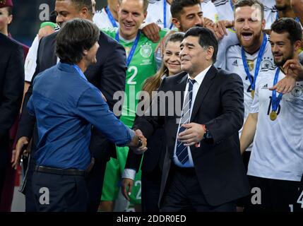 St. Petersburg, Russland. Juli 2017. Preisverleihung an das deutsche Team mit Diego Armando Maradona und Bundestrainer Joachim Jogi Loew (links). GES/Soccer/Confed Cup 2017: Finale: Chile - Deutschland, Sankt Petersburg, Russland, 02.07.2017 Fußball/Fußball: Confed Cup 2017: Finale: Chile - Deutschland, Sankt Petersburg, Russland, 2. Juli 2017 Quelle: dpa/Alamy Live News Stockfoto