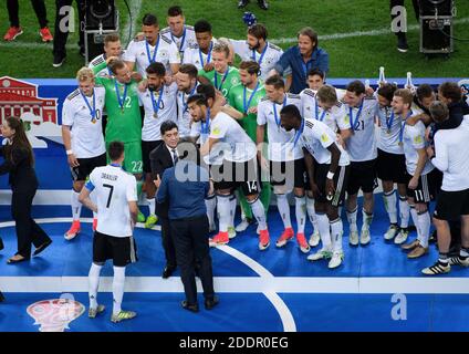 Preisverleihung an die deutsche Mannschaft mit Diego Armando Maradona (unten) an Nationaltrainer Joachim Jogi Loew (Deutschland), Teamfoto, Teamfoto, Teamfoto. GES/Soccer/Confed Cup 2017: Finale: Chile - Deutschland, Sankt Petersburg, Russland, 02.07.2017 Fußball/Fußball: Confed Cup 2017: Finale: Chile - Deutschland, Sankt Petersburg, Russland, 2. Juli 2017 Stockfoto