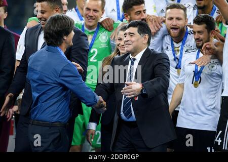 St. Petersburg, Russland. Juli 2017. Preisverleihung an das deutsche Team mit Diego Armando Maradona und Bundestrainer Joachim Jogi Loew (links). GES/Soccer/Confed Cup 2017: Finale: Chile - Deutschland, Sankt Petersburg, Russland, 02.07.2017 Fußball/Fußball: Confed Cup 2017: Finale: Chile - Deutschland, Sankt Petersburg, Russland, 2. Juli 2017 Quelle: dpa/Alamy Live News Stockfoto