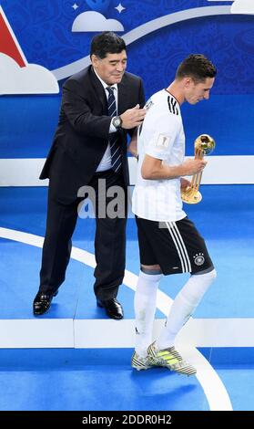 Diego Maradona überreicht Julian Draxler (Deutschland) die Trophäe für den besten Spieler des Turniers. GES/Soccer/Confed Cup 2017: Finale: Chile - Deutschland, Sankt Petersburg, Russland, 02.07.2017 Fußball/Fußball: Confed Cup 2017: Finale: Chile - Deutschland, Sankt Petersburg, Russland, 2. Juli 2017 Stockfoto