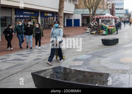 Slough, Großbritannien. November 2020. Die Mitglieder der Öffentlichkeit tragen Gesichtsbezüge, um für das Wesentliche zu kaufen. Die britische Regierung hat angekündigt, dass Slough in Tier 3, die höchste Stufe der Coronavirus-Beschränkungen, wechseln wird, wenn die zweite Sperre, die zur Verhinderung der Ausbreitung von COVID-19 verhängt wird, nach dem 2. Dezember endet. Kredit: Mark Kerrison/Alamy Live Nachrichten Stockfoto