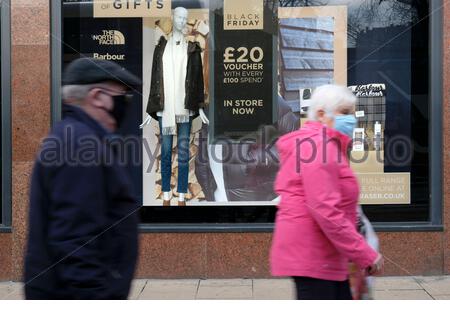 Edinburgh, Schottland, Großbritannien. November 2020. Black Friday Rabatte auf die Schaufenster der Princes Street. Jenners House of Fraser Fenster. Der schwarze Freitag fällt morgen auf den 27. November. Kredit: Craig Brown/Alamy Live Nachrichten Stockfoto