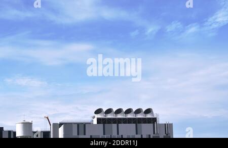 Großer Lüftungskamin auf dem Dach des Gebäudes im Hintergrund des Himmels Stockfoto