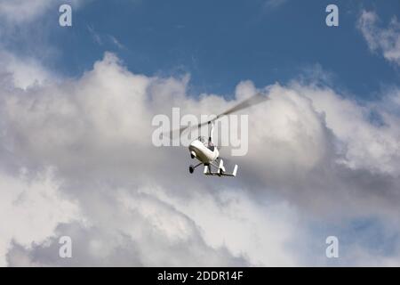 SAZENA, TSCHECHISCHE REP - 11. JULI 2020. Der zweisitzige Kreisel Calidus fliegt mit Wolken in den Himmel. Auf dem Flughafen Sázena in der Tschechischen Republik. Stockfoto