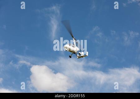 SAZENA, TSCHECHISCHE REP - 11. JULI 2020. Der zweisitzige Kreisel Calidus fliegt mit Wolken in den Himmel. Auf dem Flughafen Sázena in der Tschechischen Republik. Stockfoto