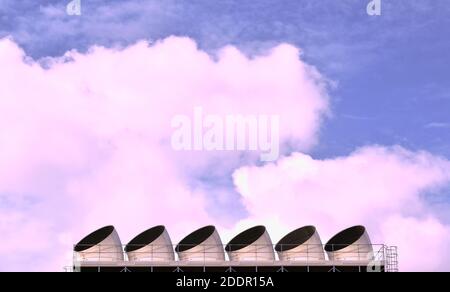 Großer Lüftungskamin auf dem Dach des Gebäudes im Hintergrund des Himmels Stockfoto