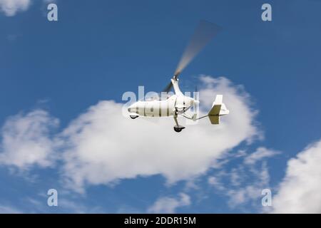 SAZENA, TSCHECHISCHE REP - 11. JULI 2020. Der zweisitzige Kreisel Calidus fliegt mit Wolken in den Himmel. Auf dem Flughafen Sázena in der Tschechischen Republik. Stockfoto