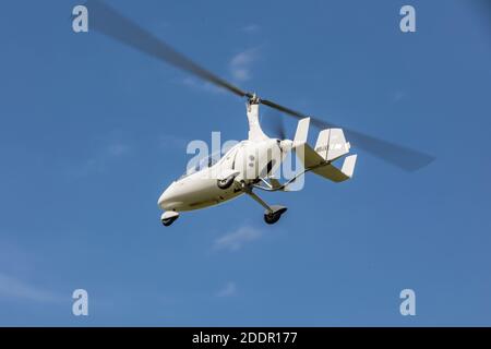 SAZENA, TSCHECHISCHE REP - 11. JULI 2020. Der zweisitzige Kreisel Calidus fliegt mit Wolken in den Himmel. Auf dem Flughafen Sázena in der Tschechischen Republik. Stockfoto