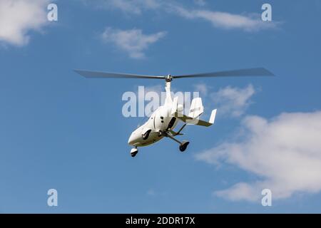 SAZENA, TSCHECHISCHE REP - 11. JULI 2020. Der zweisitzige Kreisel Calidus fliegt mit Wolken in den Himmel. Auf dem Flughafen Sázena in der Tschechischen Republik. Stockfoto