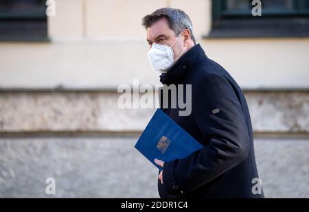 München, Deutschland. November 2020. Nach einer Sitzung des Bayerischen Kabinetts wird der bayerische Ministerpräsident Markus Söder (CSU) an einer Pressekonferenz teilnehmen. Im Mittelpunkt des Treffens stand die Corona-Krise. Quelle: Sven Hoppe/dpa/Alamy Live News Stockfoto