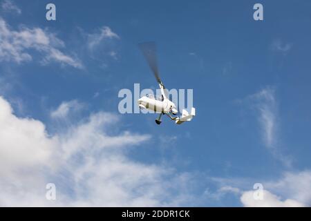 SAZENA, TSCHECHISCHE REP - 11. JULI 2020. Der zweisitzige Kreisel Calidus fliegt mit Wolken in den Himmel. Auf dem Flughafen Sázena in der Tschechischen Republik. Stockfoto