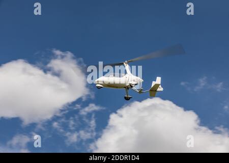 SAZENA, TSCHECHISCHE REP - 11. JULI 2020. Der zweisitzige Kreisel Calidus fliegt mit Wolken in den Himmel. Auf dem Flughafen Sázena in der Tschechischen Republik. Stockfoto