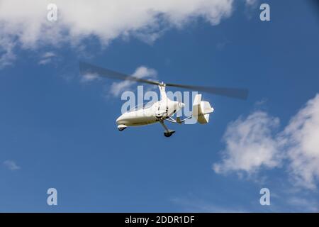 SAZENA, TSCHECHISCHE REP - 11. JULI 2020. Der zweisitzige Kreisel Calidus fliegt mit Wolken in den Himmel. Auf dem Flughafen Sázena in der Tschechischen Republik. Stockfoto