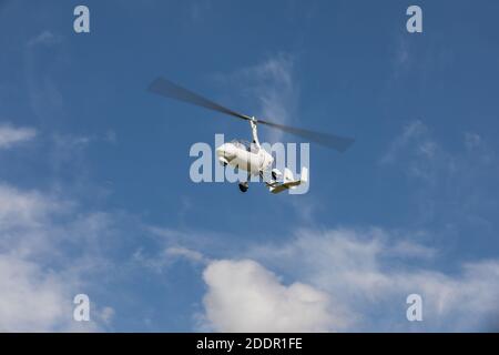 SAZENA, TSCHECHISCHE REP - 11. JULI 2020. Der zweisitzige Kreisel Calidus fliegt mit Wolken in den Himmel. Auf dem Flughafen Sázena in der Tschechischen Republik. Stockfoto