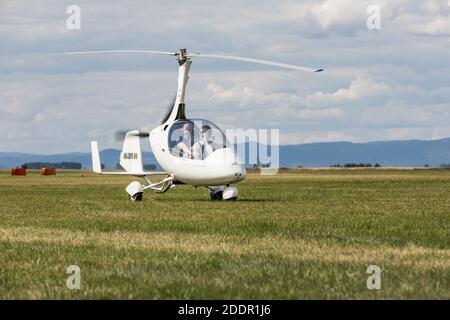 SAZENA, TSCHECHISCHE REP - 11. JULI 2020. Der zweisitzige Tragschrauber Calidus auf dem Rasen auf dem Flughafen Sázena in der Tschechischen Republik. Stockfoto