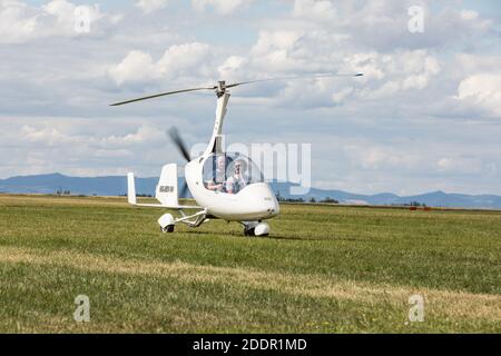 SAZENA, TSCHECHISCHE REP - 11. JULI 2020. Der zweisitzige Tragschrauber Calidus auf dem Rasen auf dem Flughafen Sázena in der Tschechischen Republik. Stockfoto