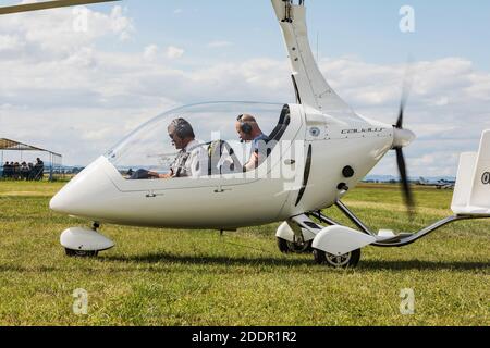 SAZENA, TSCHECHISCHE REP - 11. JULI 2020. Der zweisitzige Tragschrauber Calidus auf dem Rasen auf dem Flughafen Sázena in der Tschechischen Republik. Stockfoto