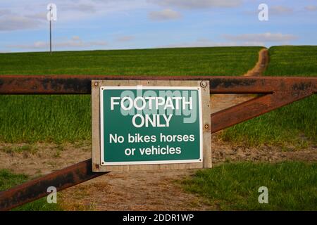 Nur Fußweg, keine Fahrräder, Pferde oder Fahrzeuge auf Fußweg leeds vereinigtes Königreich Stockfoto