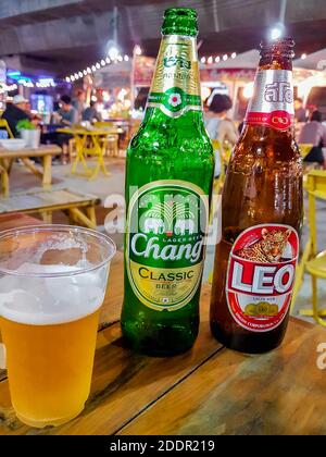 Chang und Leo Bier Thai Nachtmarkt Street Food in Huai Khwang, Bangkok, Thailand. Stockfoto