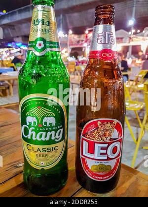 Chang und Leo Bier Thai Nachtmarkt Street Food in Huai Khwang, Bangkok, Thailand. Stockfoto