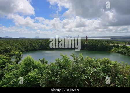 Blick von oben auf den Grand Bassin See, Mauritius. Grand Bassin ist ein heiliger Kratersee ist einer der wichtigsten hinduistischen Wallfahrtsorte außerhalb von I Stockfoto